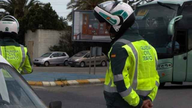 Dos agentes de la Guardia Civil en una imagen de archivo / EFE