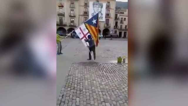 El ciudadano de Amer (Girona) limpia la plaza donde se ha concentrado Ciudadanos / TWITTER