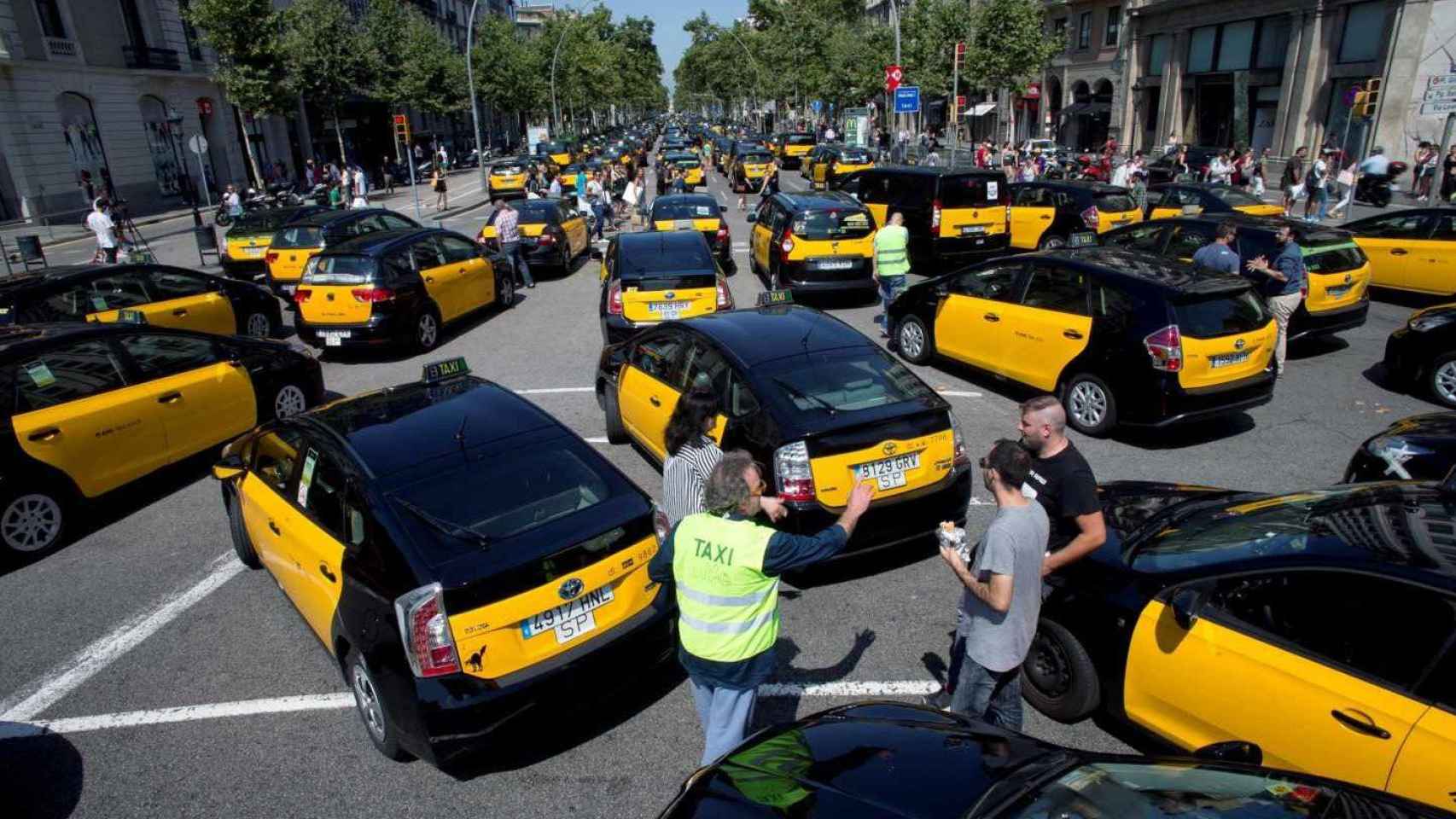 Un grupo de taxistas bloquea las calles de Barcelona en una imagen de archivo / EFE
