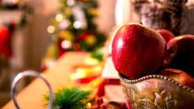 Manzanas en un centro de mesa en Navidad / PEXELS