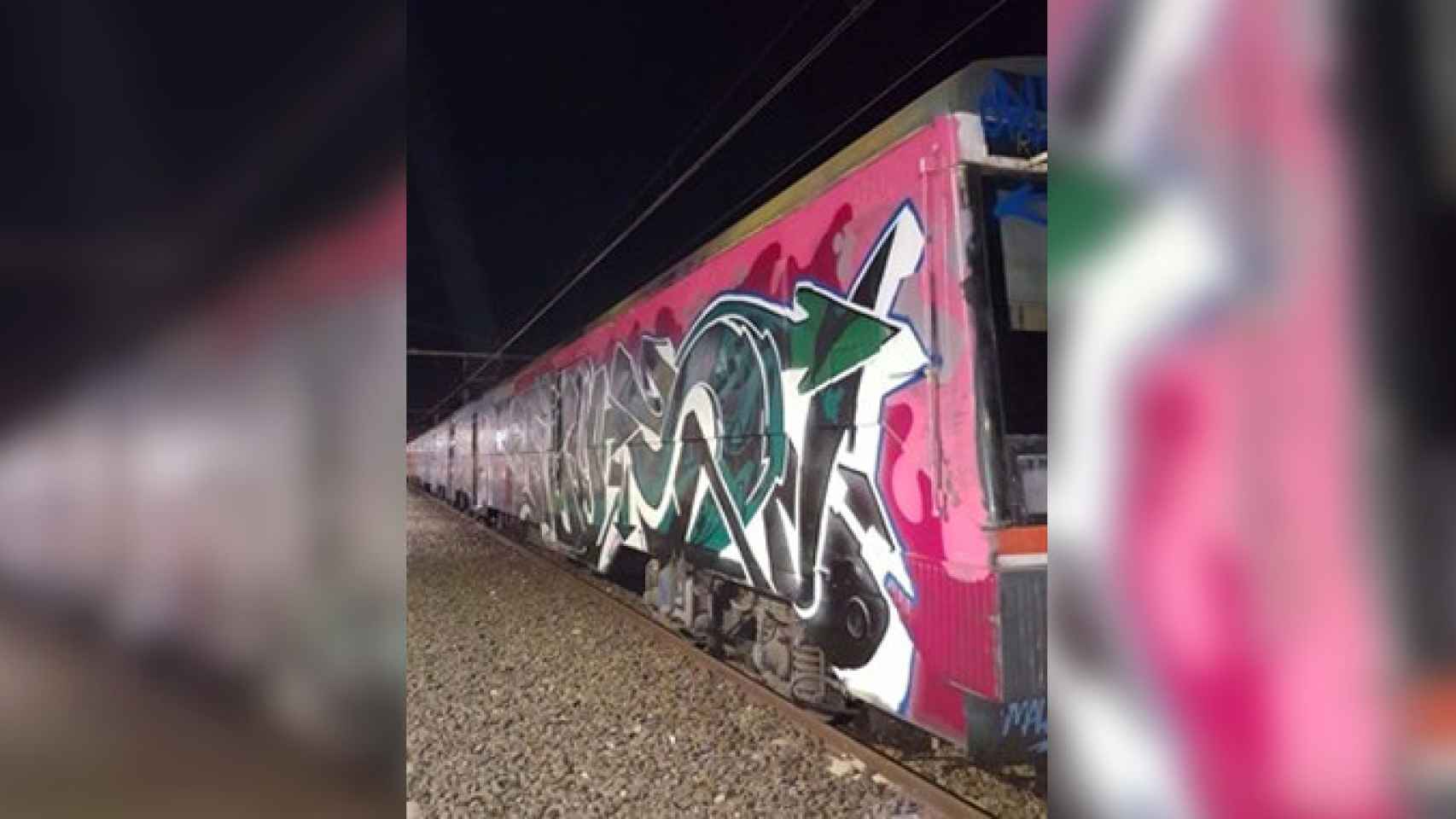 Un tren de Cercanías con una pintada de grafiteros / RENFE
