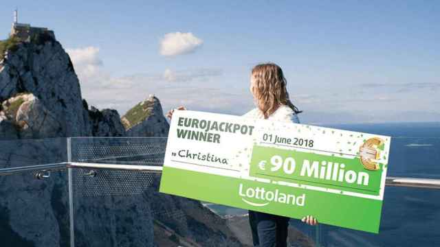 La ganadora de los 90 millones de euros en el EuroJackpot posando con el cheque / LOTTOLAND
