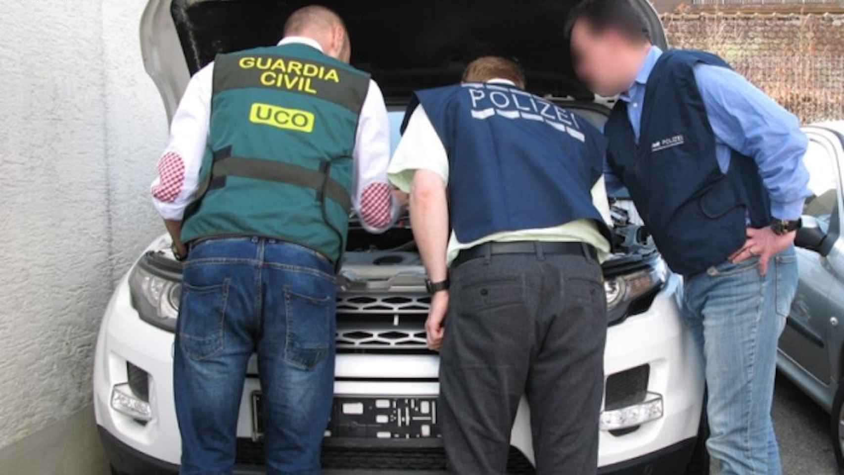 Un foto de la Guardia Civil y la Policía alemana comprobando uno de los coches robados / GC