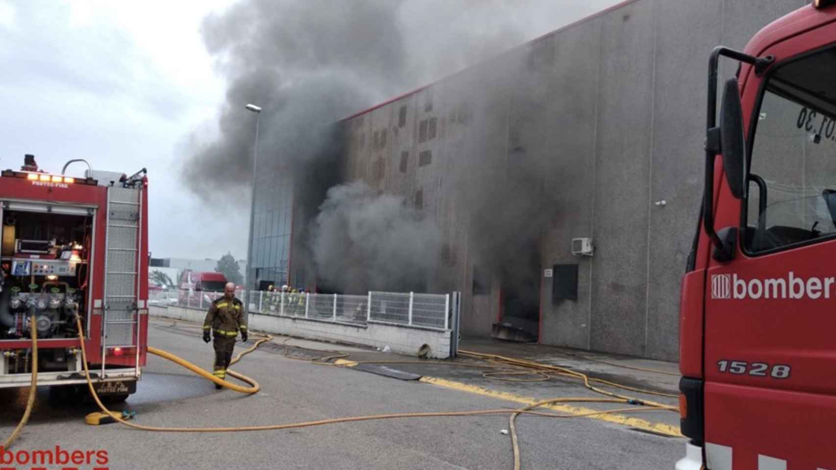 Una foto del incendio en la fábrica Gas Gas de Salt / Bombers