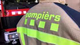 Imagen de un 'pompier' de la Vall d'Arán, que han actuado en el incendio de un camión que transportaba gas natural en Les / Bombers