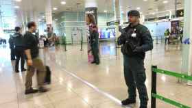 Un guardia civil controla una de las salidas del aeropuerto de Barcelona