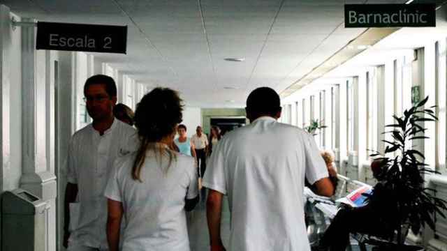 Dos sanitarios en las instalaciones del Hospital Clínic Barcelona / EFE