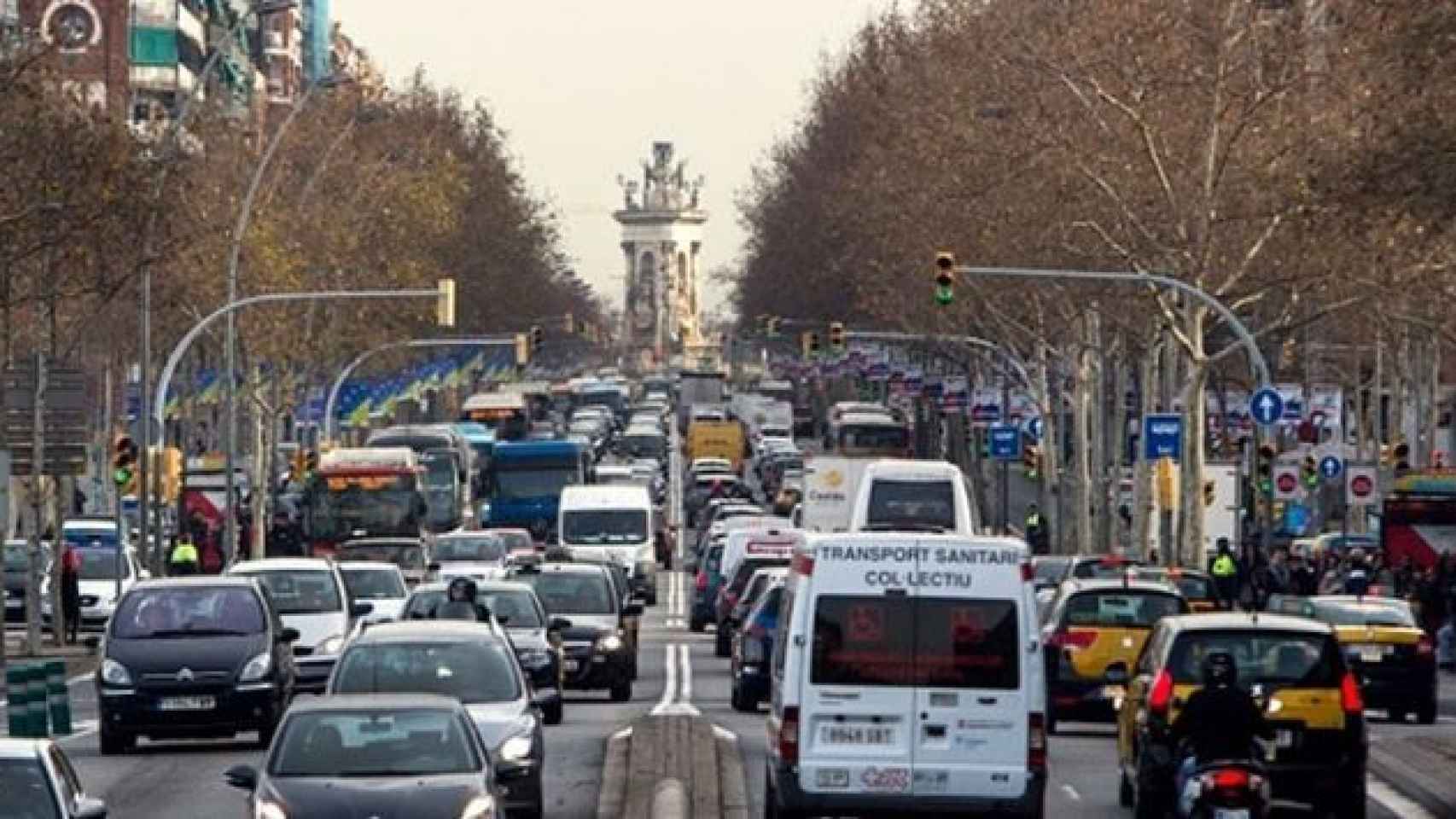 La Gran Via de les Corts Catalanes de Barcelona llena de vehículos en una imagen de archivo / EFE