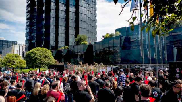 Imagen de archivo de unos trabajadores de La Caixa manifestándose ante las oficinas centrales de la entidad