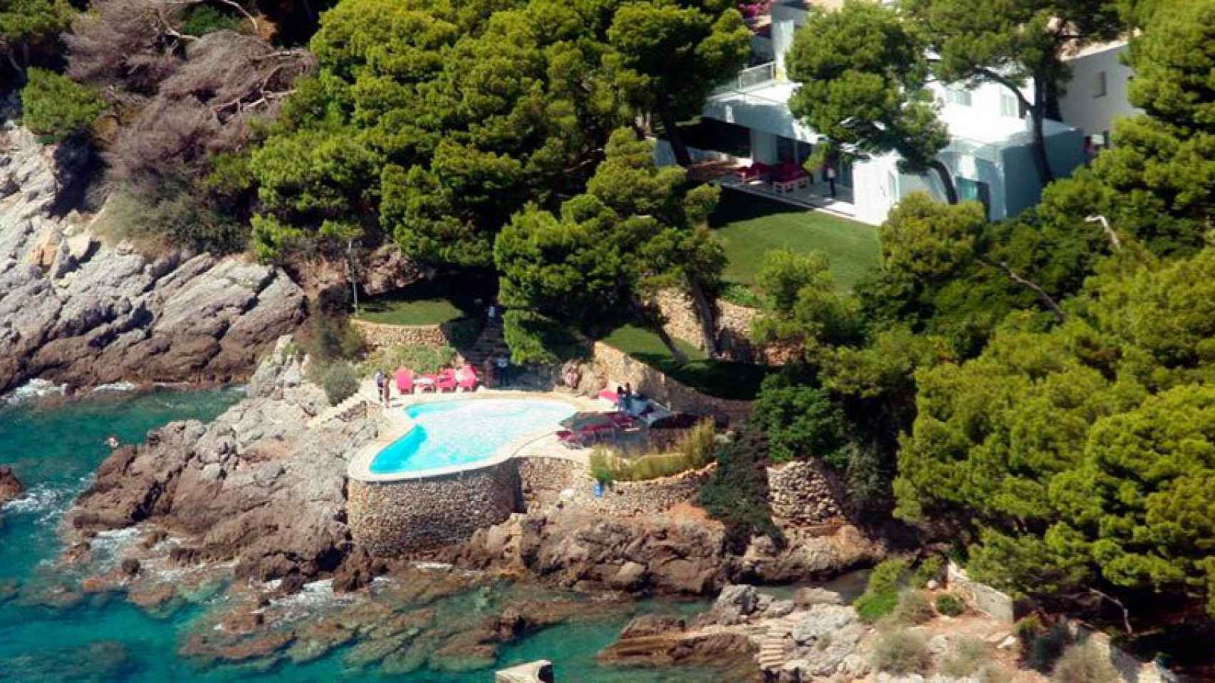 Fotografía aérea de la casa y la piscina de Pedro J. Ramírez en Mallorca.