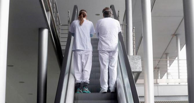 Dos sanitarios en el hospital de campaña contra el coronavirus de Ifema en Madrid / EFE