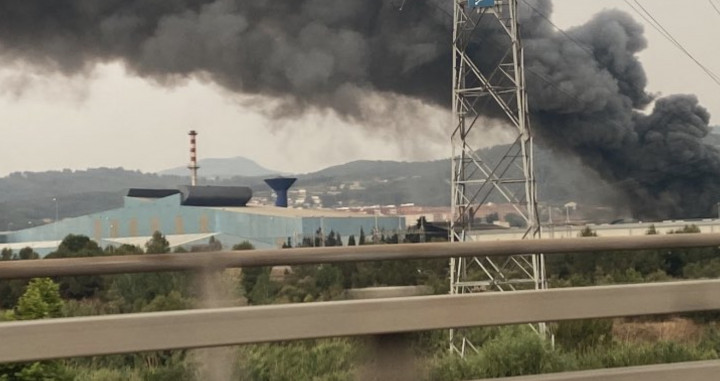 Vista del incendio en la nave de Castellbisbal / MONTSE PERALTA (TWITTER)