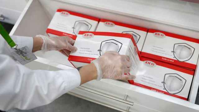 Una farmacéutica coloca cajas de mascarillas / EUROPA PRESS