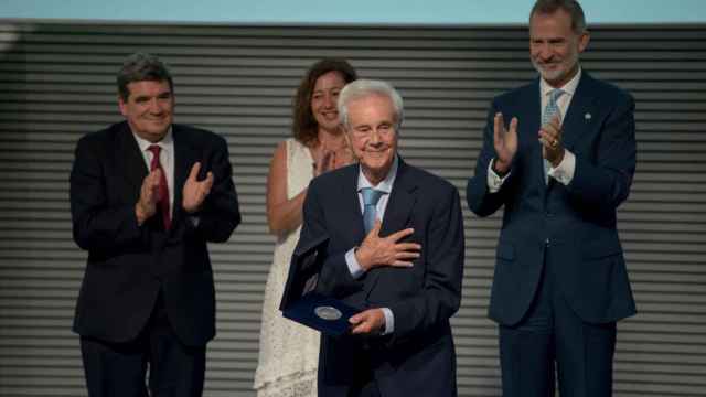 El presidente de Meliá Hotels Internacional, Gabriel Escarrer Juliá, tras recibir de manos del rey Felipe el Premio Reino de España a la Trayectoria Empresarial, este jueves en Palma / EFE - Atienza