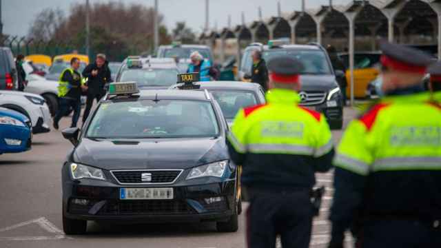Mossos d'Esquadra vigilan una marcha de taxistas contra el alza del precio del combustible / EP