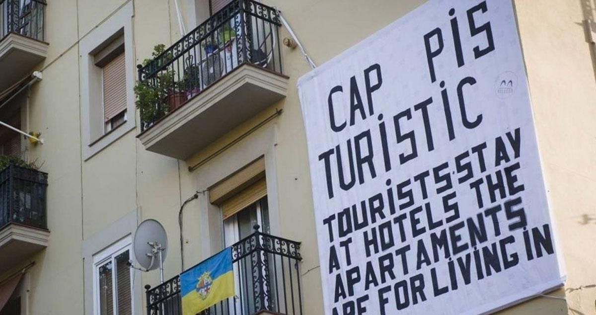Cartel contra los pisos turísticos en Barcelona / TWITTER