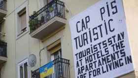 Cartel contra los pisos turísticos en Barcelona / TWITTER