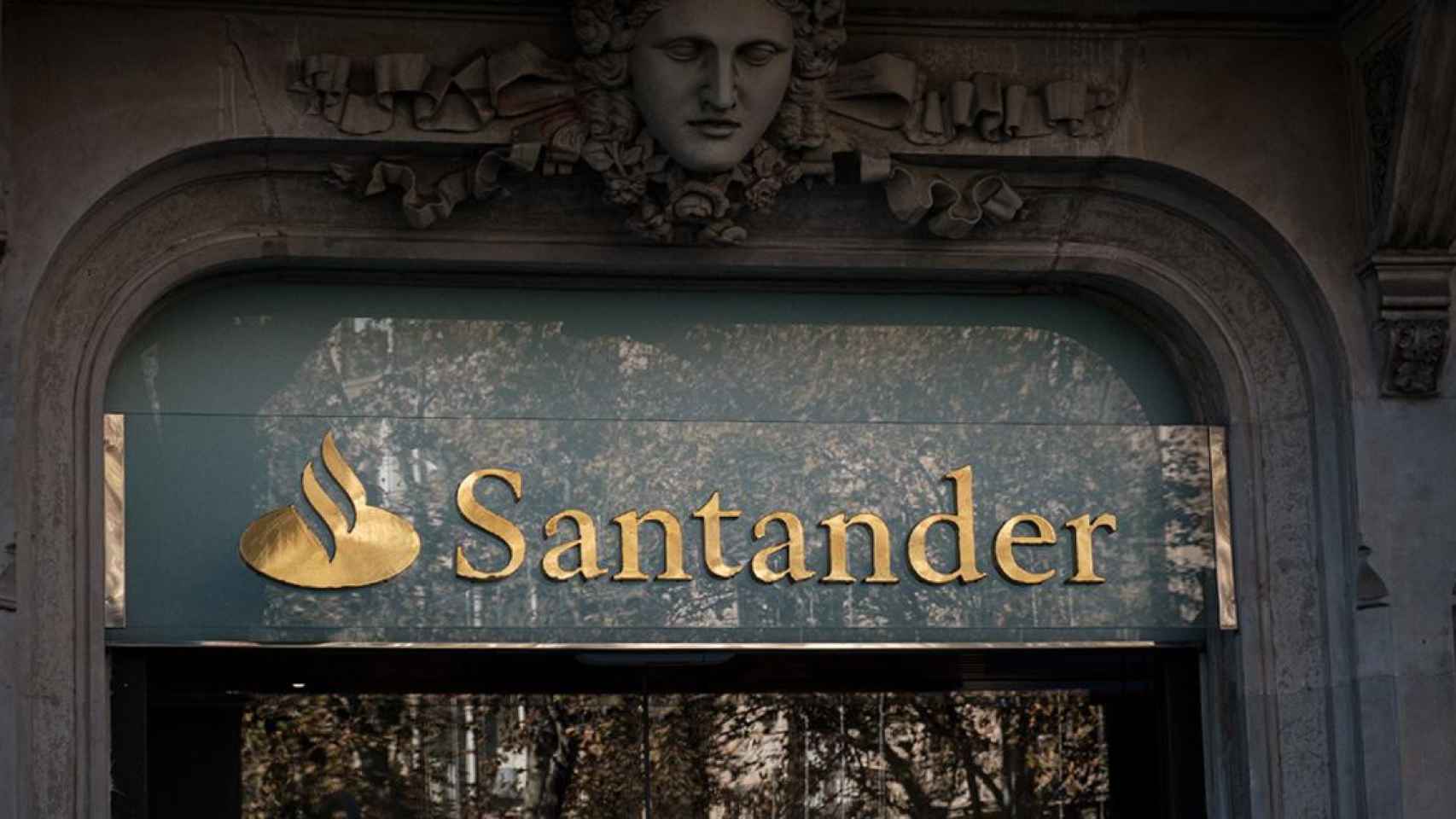 Fachada de un local del Banco Santander en Barcelona / PABLO MIRANZO (CG)