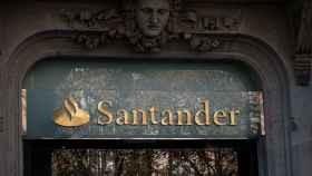 Fachada de un local del Banco Santander en Barcelona / PABLO MIRANZO (CG)