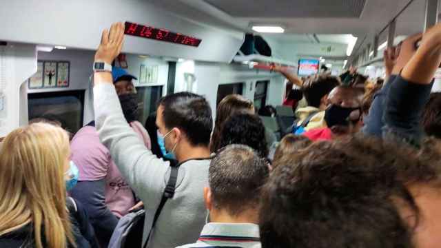 Pasajeros en un convoy de Rodalies el lunes, 4 de octubre / TWITTER