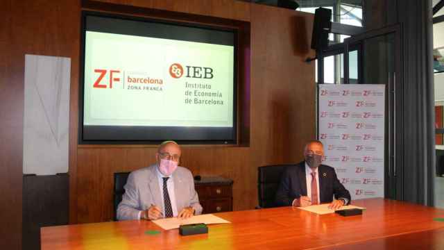 El presidente del IEB, Martí Parellada, y el delegado especial del Estado en el CZFB, Pere Navarro durante la firma del convenio / CZFB