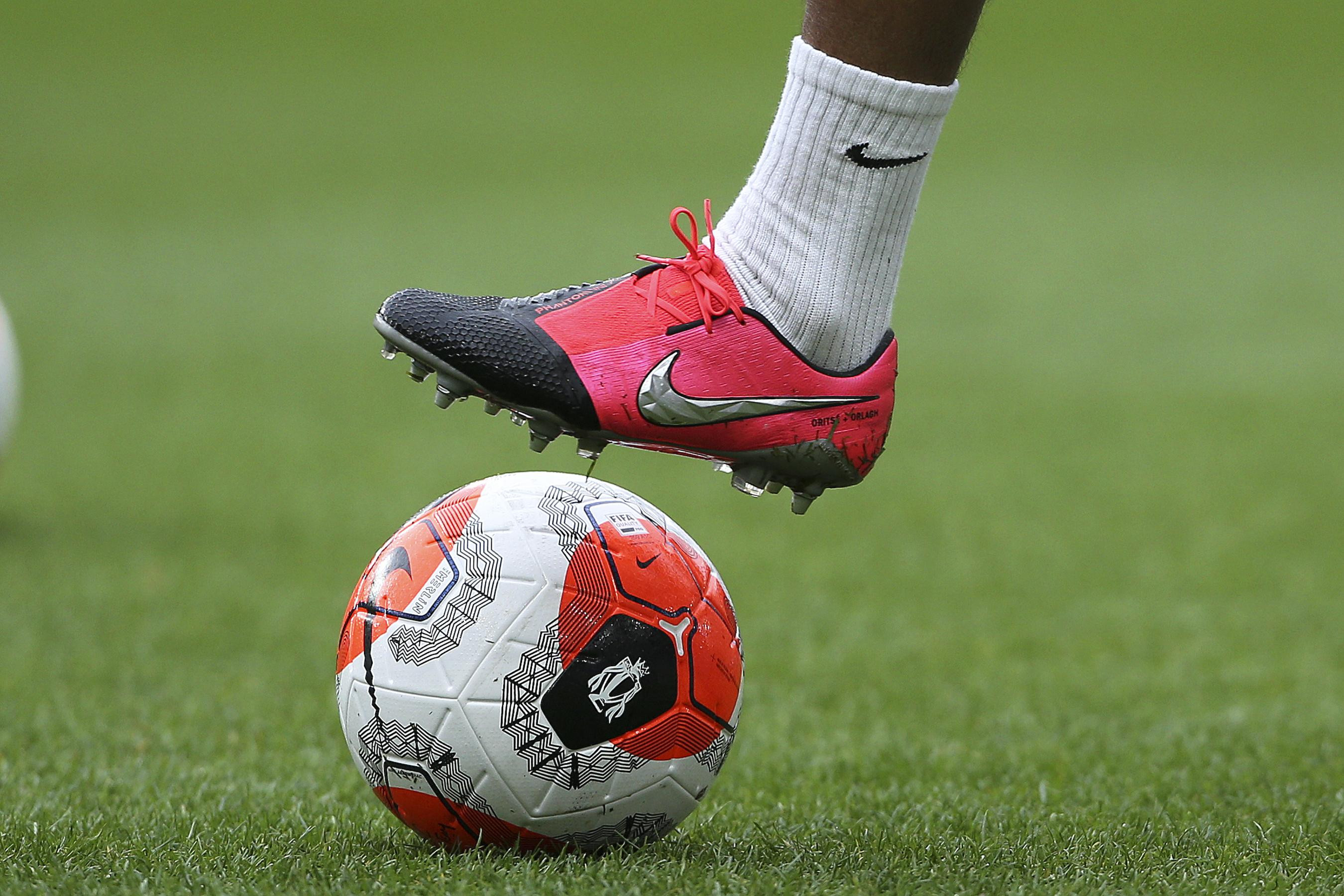 Imagen de una bota de Nike junto a un balón de la misma marca / EP