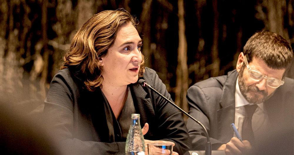 La alcaldesa de Barcelona, Ada Colau, en un encuentro con agentes económicos de la ciudad / AJ BCN