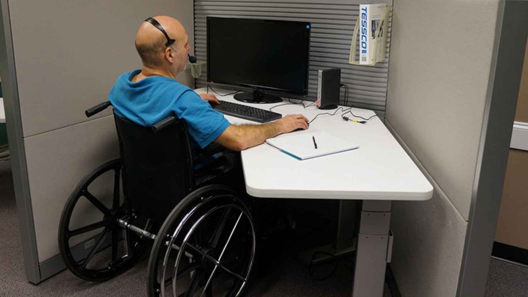 Un trabajador con una discapacidad física en uno de los Centros Especiales de Trabajo de la Generalitat / CG