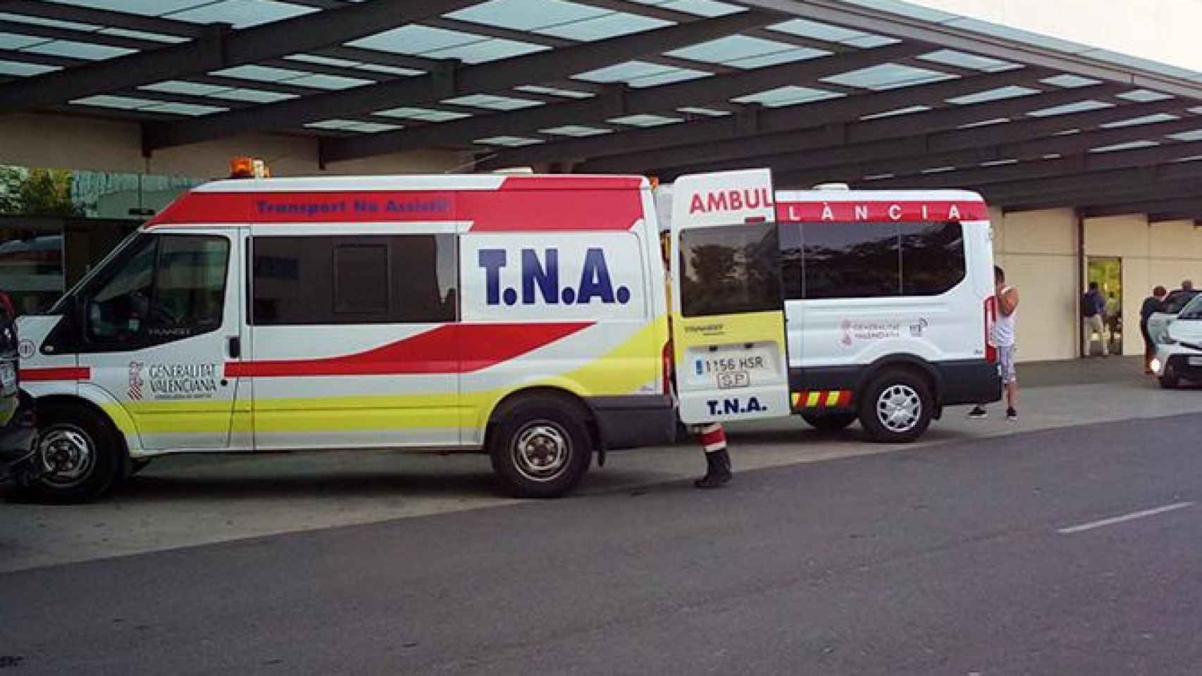 Ambulancias TNA en la puerta del hospital La Fe de València / EP