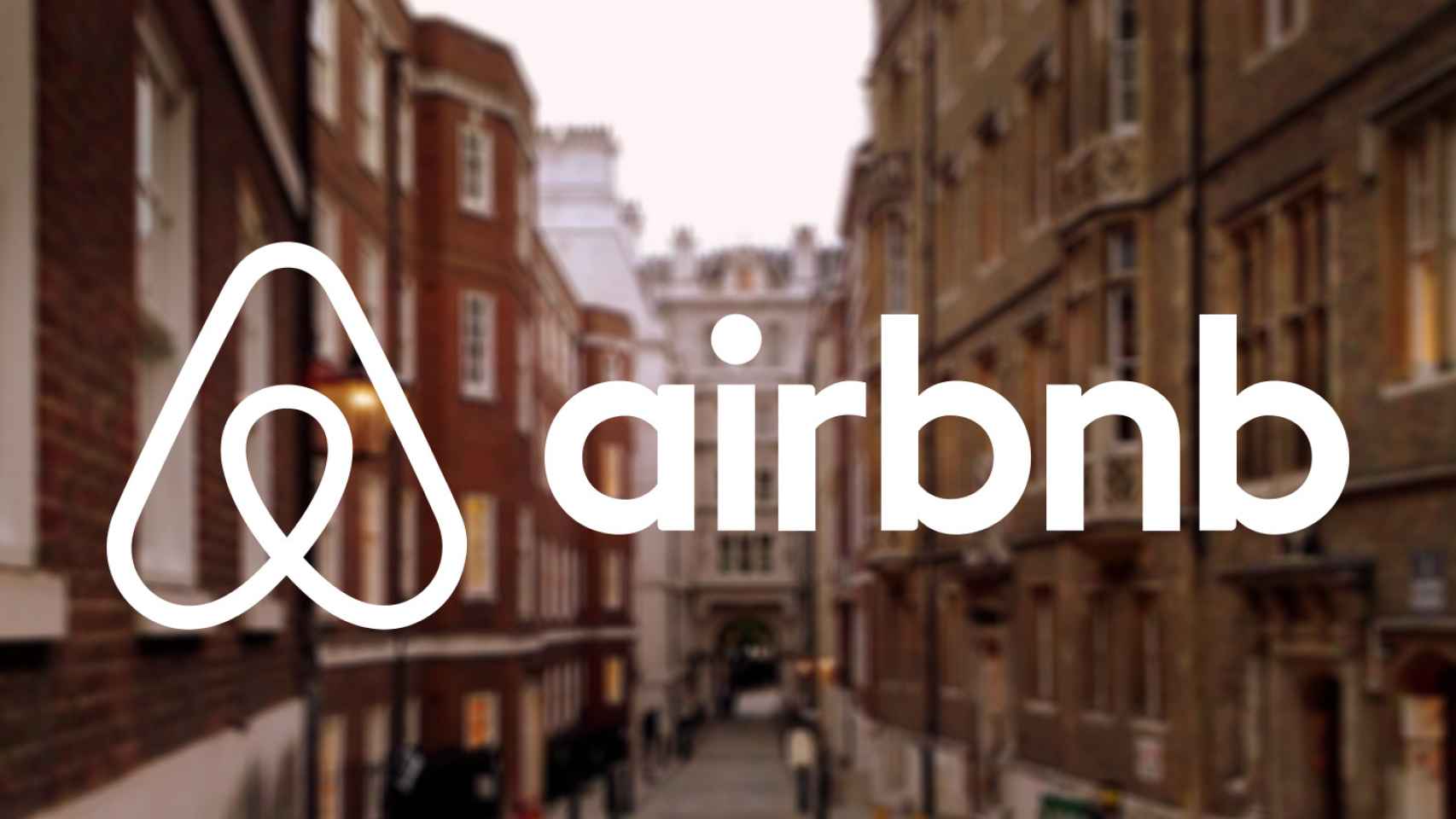 Edificios de una ciudad detrás de una publicidad de Airbnb