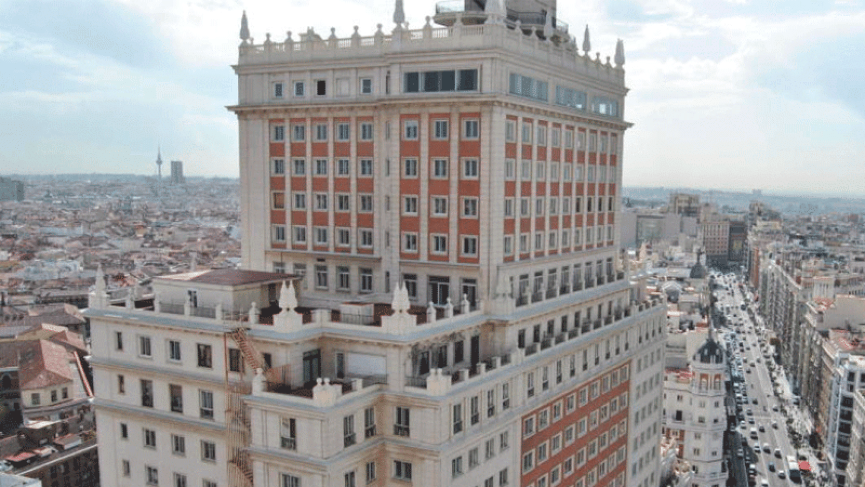 Carmena asegura haber salvado la inversión de Wanda en el Edificio España de Madrid.