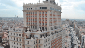 Carmena asegura haber salvado la inversión de Wanda en el Edificio España de Madrid.