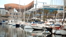 Barcos amarrados en el Puerto Olímpico de Barcelona.
