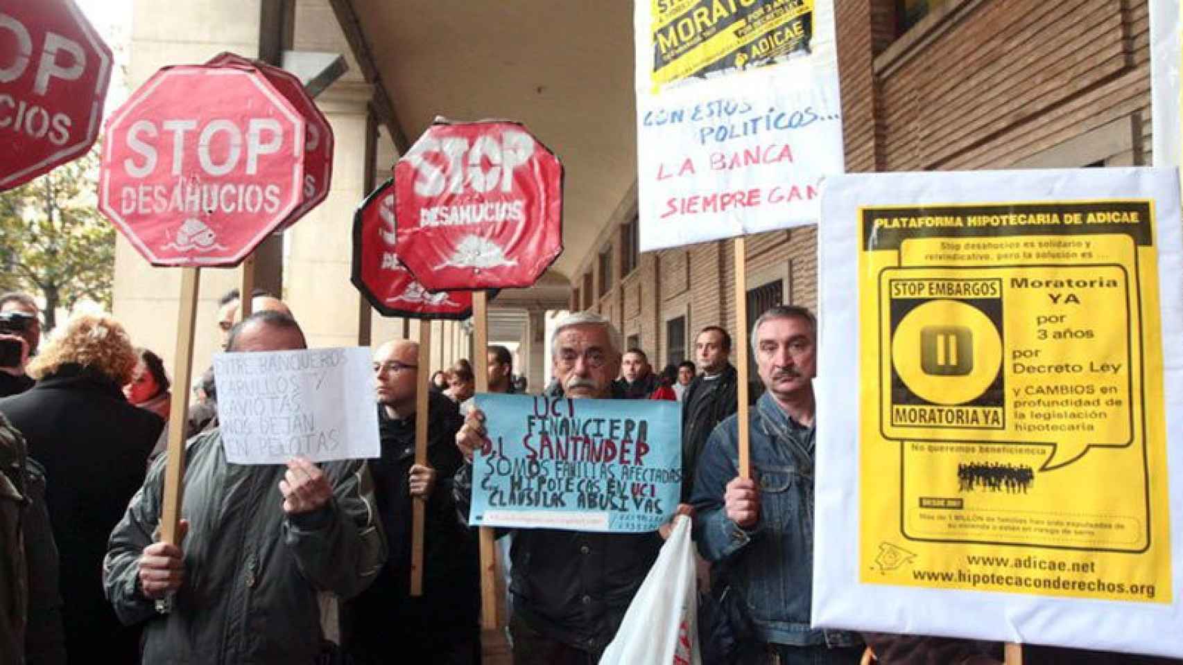 Imagen de una manifestación contra un desahucio en Zaragoza.