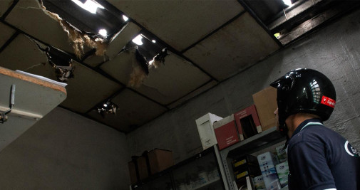 Desperfectos en un techo de La Bisbal d'Empordà por el granizo, un fenómeno no siempre cubierto por los seguros / EP