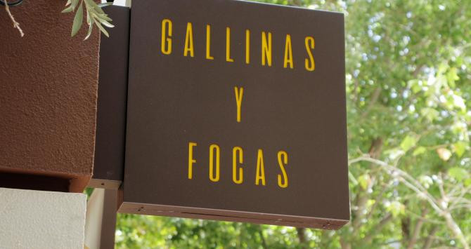 Letrero de Gallinas y Focas en el local, que también cuenta con terraza cubierta / GyF