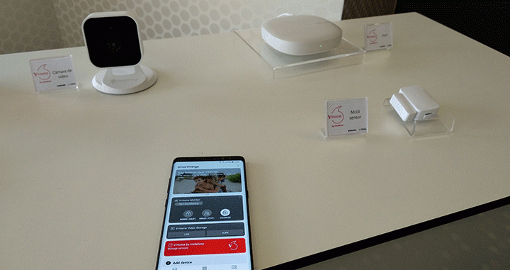 El 'pack' básico de V-Home by Vodafone, la plataforma para el hogar inteligente de la operadora junto a Samsung / CG
