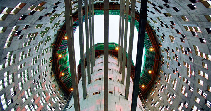 Interior de la Torre Agbar de Barcelona, con el bloque de ascensores a un lado / CG