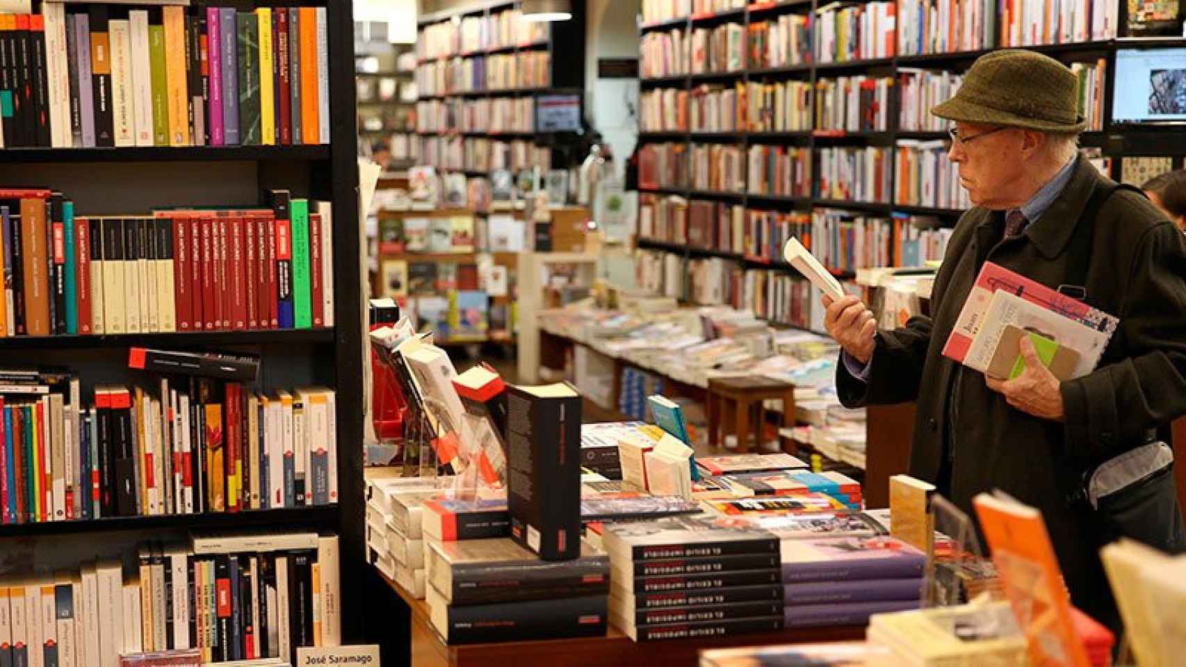 Un hombre consulta libros en una tienda, en una imagen de archivo / EFE