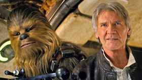 Chewbacca y Han Solo (Harrison Ford) en 'Star Wars: El despertar de la fuerza'.