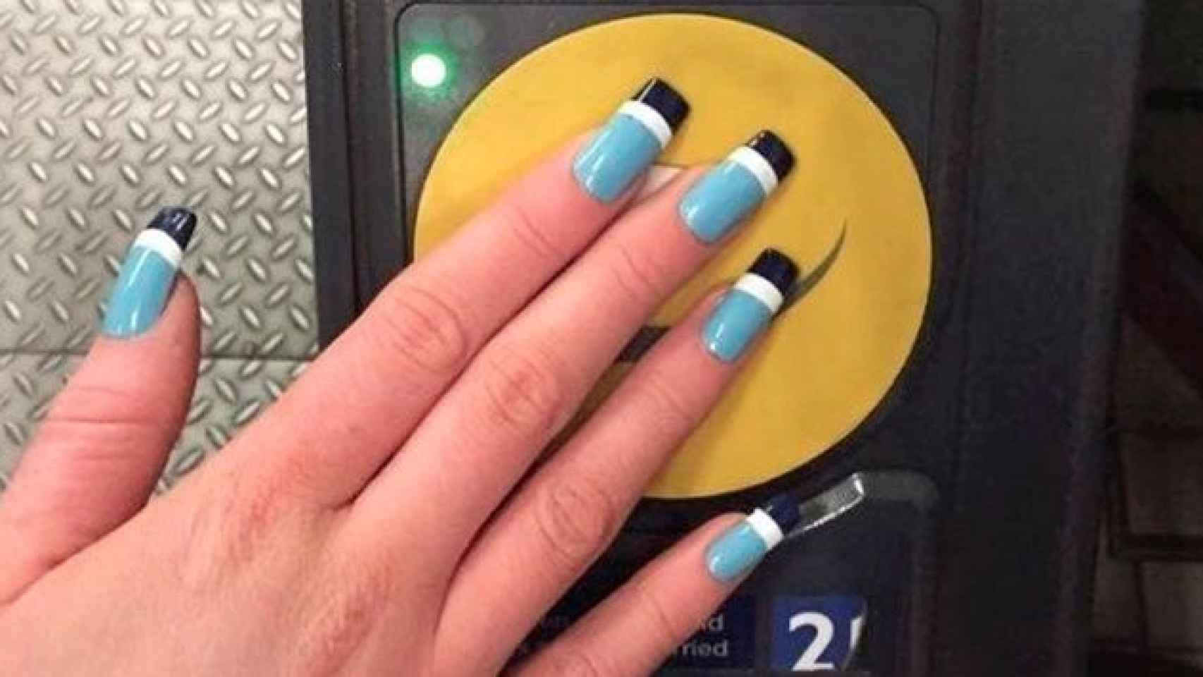 Lucie Davis prueba las uñas postizas que ha inventado para acceder al metro de Londres.