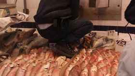 Un hombre pisa el género de una pescadería en China Town / Facebook