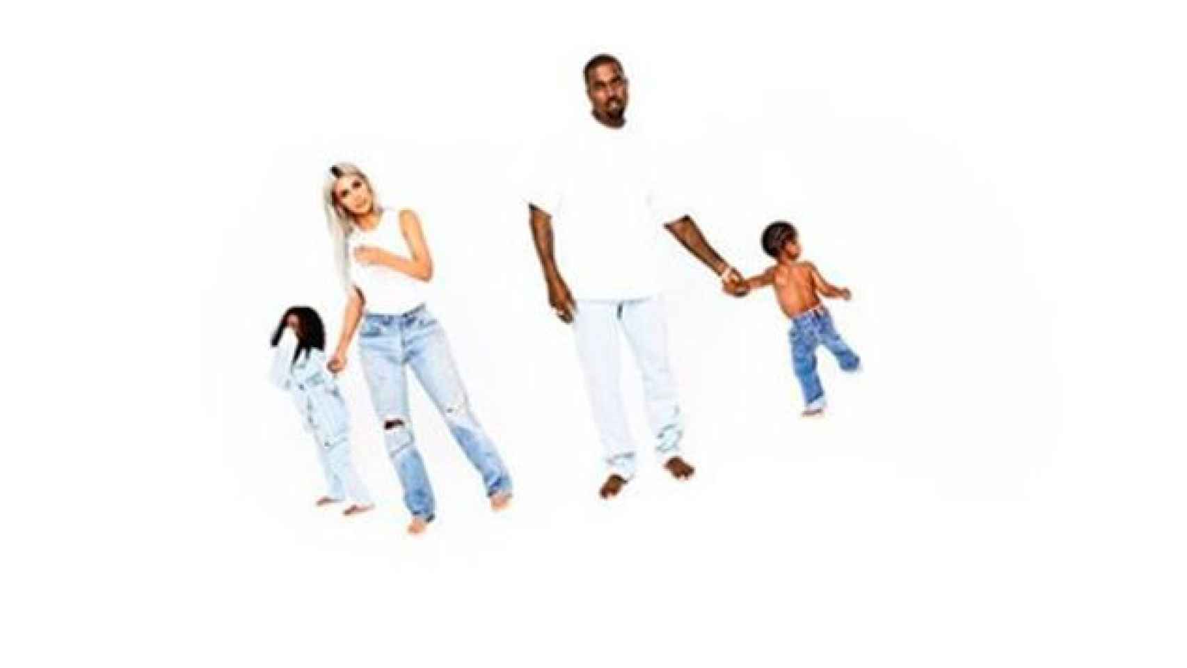Fotograma del vídeo de Kim Kardashian junto a su marido y sus hijos / CD