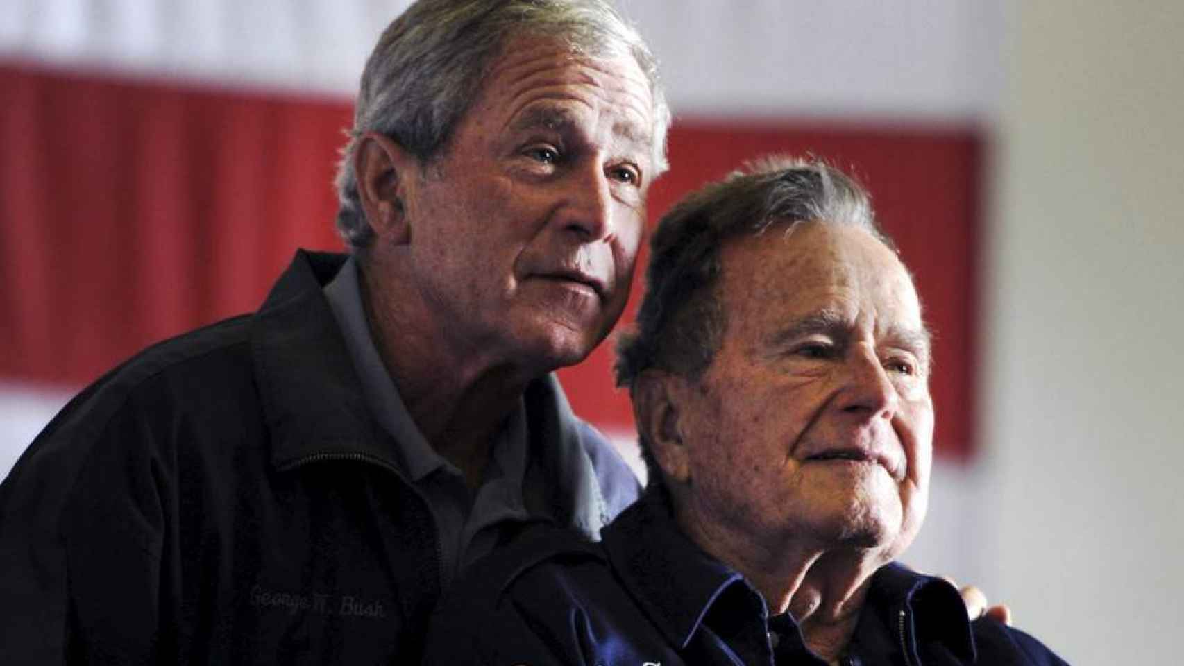 George Bush padre junto a su hijo, George W. Bush