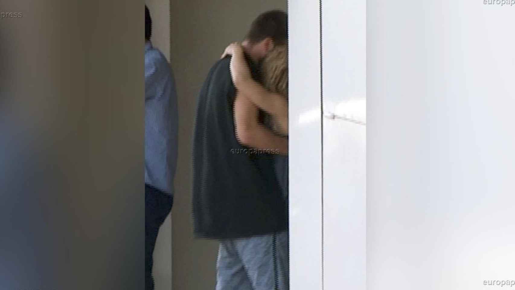 Piqué y Shakira se abrazan cariñosamente