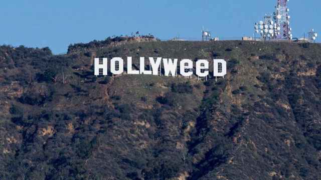 El letrero de Hollywood vandalizado y cambiado por 'Hollyweed' / TWITTER