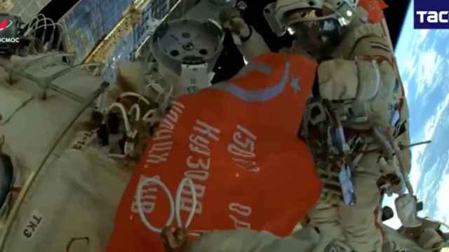 Astronautas rusos exhiben la bandera comunista en la EEI /REDES
