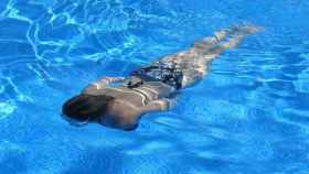 Nadar en piscinas, una actividad permitida en este verano 2020 / Daniel Perrig EN PIXABAY