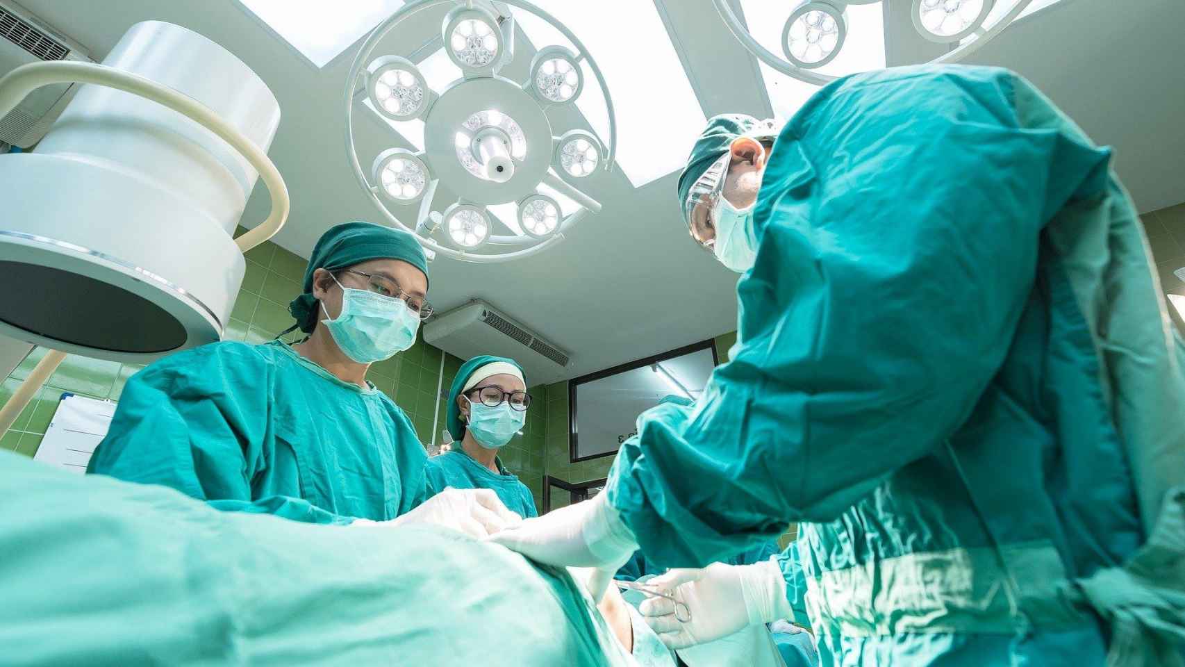 Cirujanos realizando un trasplante de hígado a un paciente / CG