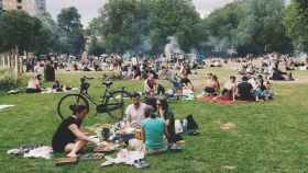 Varios grupos de personas de picnic en un parque / XPHERE